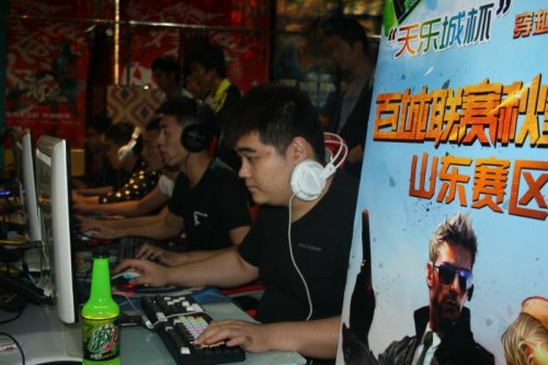 克雷桑领取中超最佳奖杯：感谢球迷队友支持 打破球荒让我更成熟